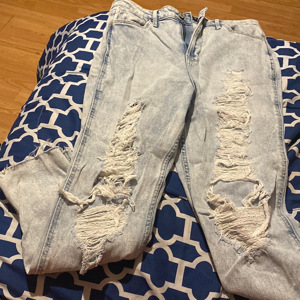 i am selling Hollister high rise jeans. size 7.